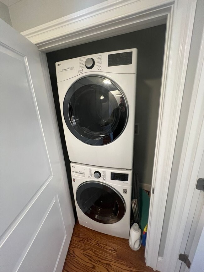 Building Photo - Very nice 3 bed 2 bath in Somerville... Don't miss out!