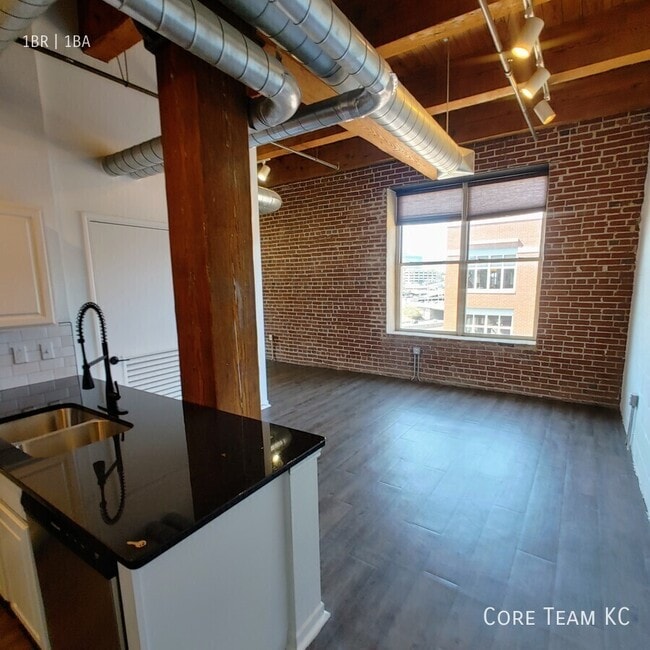Building Photo - 202 W 5th St