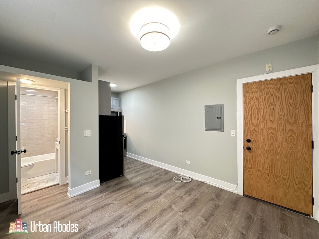 Building Photo - 515 W Belmont Ave