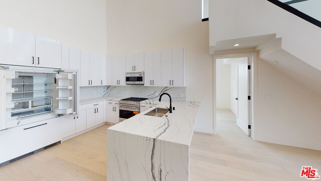 Building Photo - 105 N Doheny Dr