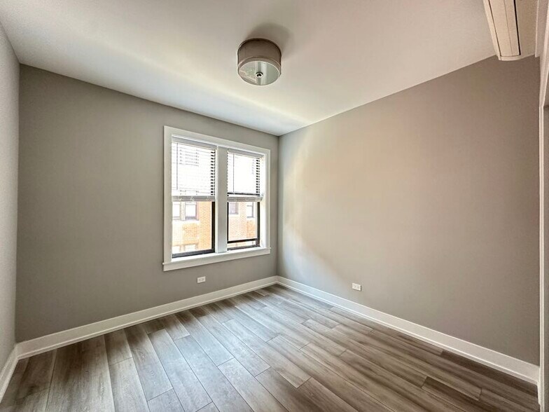 Building Photo - 3946.5 N Janssen Ave