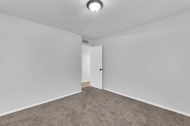 Building Photo - 10400 Valle Koki Dr