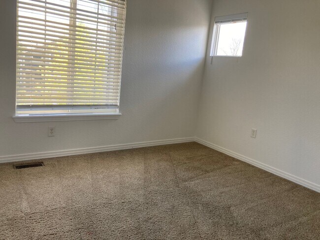 Building Photo - Spacious 4 Bed / 2.5 Bath Westminster Home
