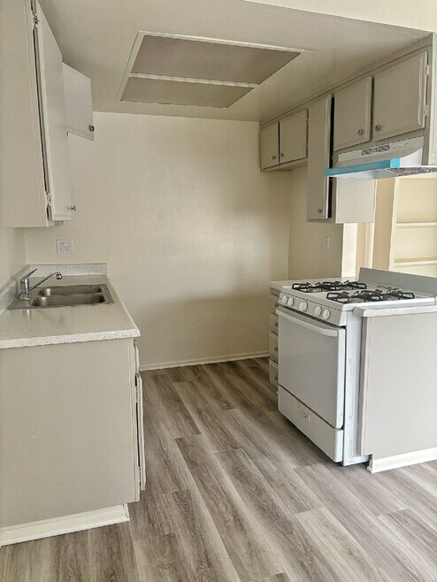 Building Photo - 216 Cypress Ave