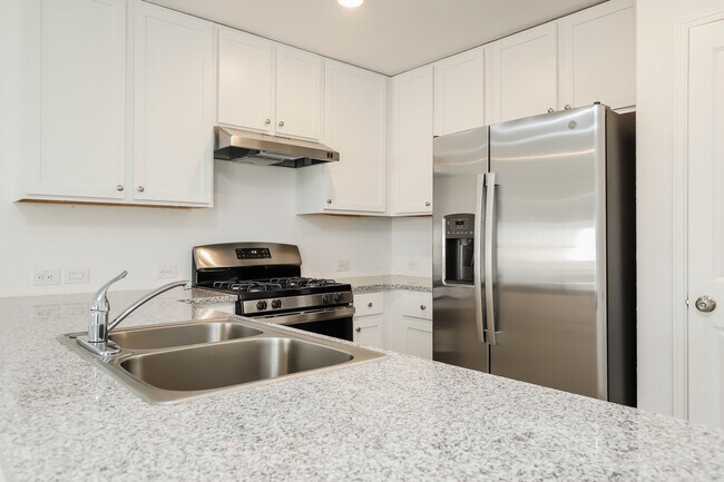 Building Photo - 2811 Millikan Dr