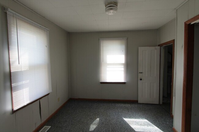 Building Photo - Massive Loft Area