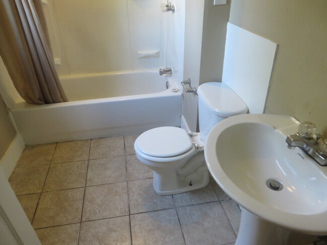 Building Photo - Two Bedroom Home with a bonus room/3rd bedroom in Historic District (Williams-Woodland Historic P...