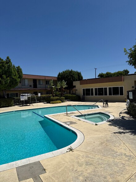 Swimming Pool - 4700 Clair Del Ave