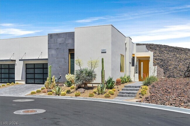 Building Photo - 692 Scenic Cliff Dr