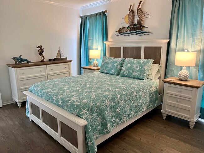 Queen bed - 1859 Shore Dr S