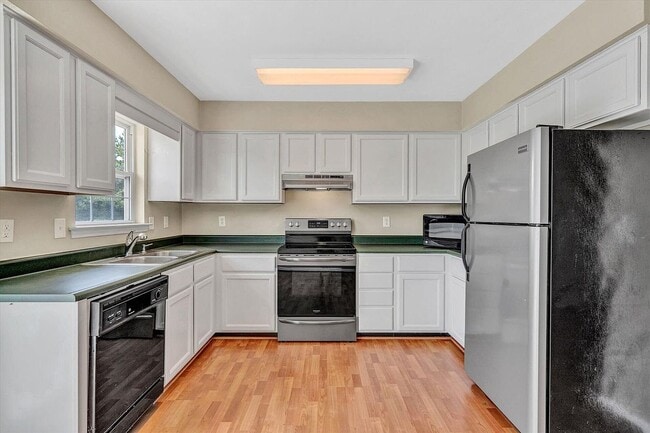 Building Photo - 535 Hillview Dr