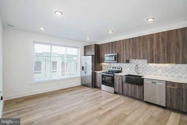 Building Photo - 2000 N Front St