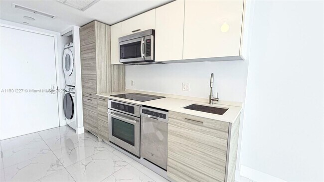 Building Photo - 1300 Brickell Bay Dr