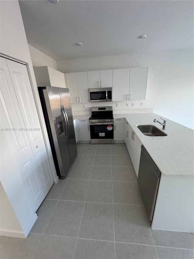 Building Photo - $2,400 2655 SE 28
