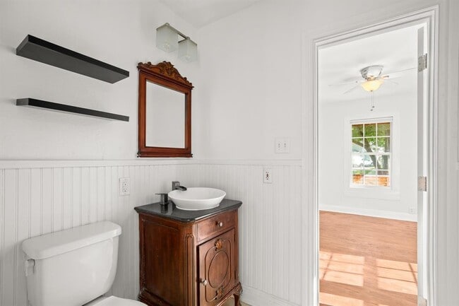 Building Photo - 2110 Oxford Ave