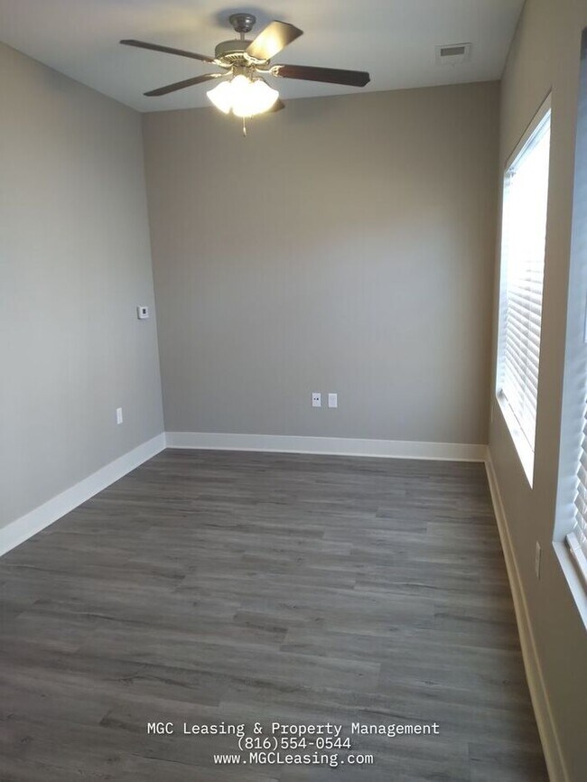 Building Photo - Studio living in style - North of the River in KCMO