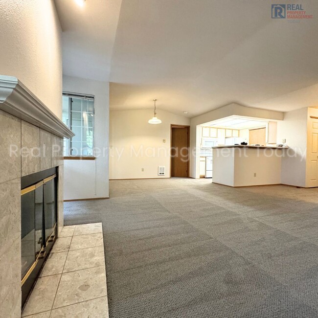 Building Photo - Cozy 3 Bedroom Apartment In Burien!