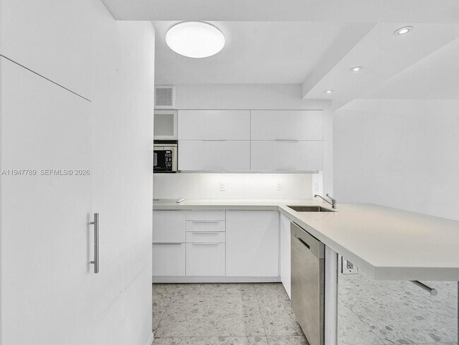 Building Photo - 100 Bayview Dr