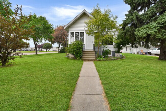 Building Photo - 702 26th St N
