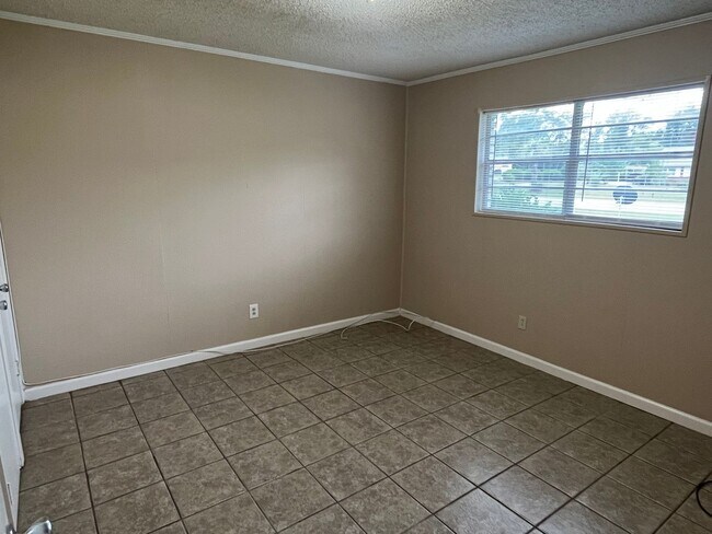 Building Photo - 650 Patten Ave. *