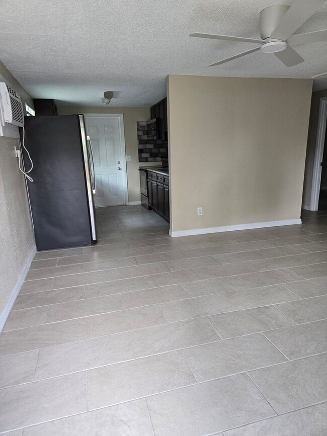 Building Photo - 2 BEDROOM 1 BATH NEAR USF