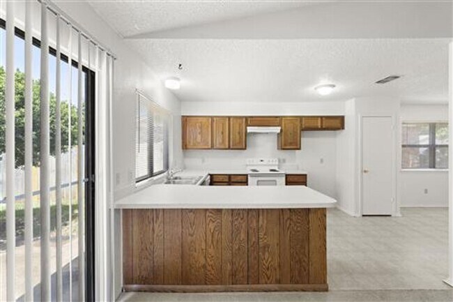 Building Photo - 2205 Foxcroft Ln