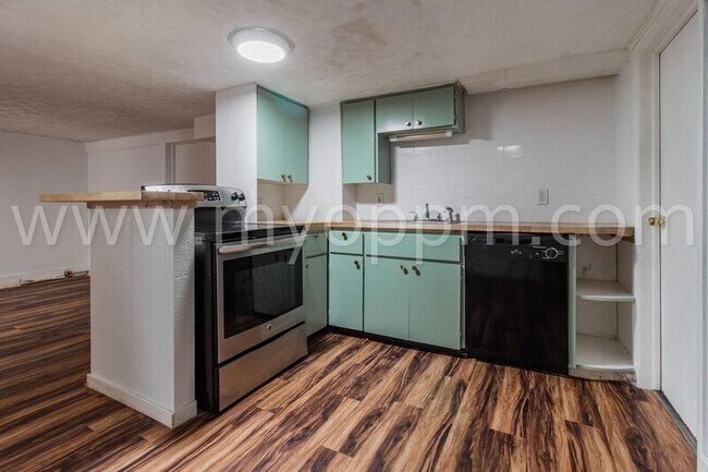 Building Photo - 4820 Webster St