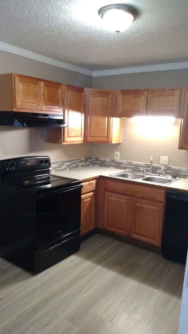 Building Photo - Beautiful and spacious 2BR/1BA downstairs unit at The Chateau Royale Apartments. This unit is ren...
