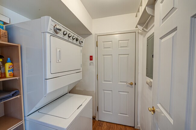 Building Photo - 1113 Savoy Dr