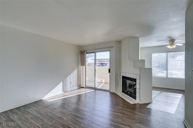 Building Photo - 698 S Racetrack Rd