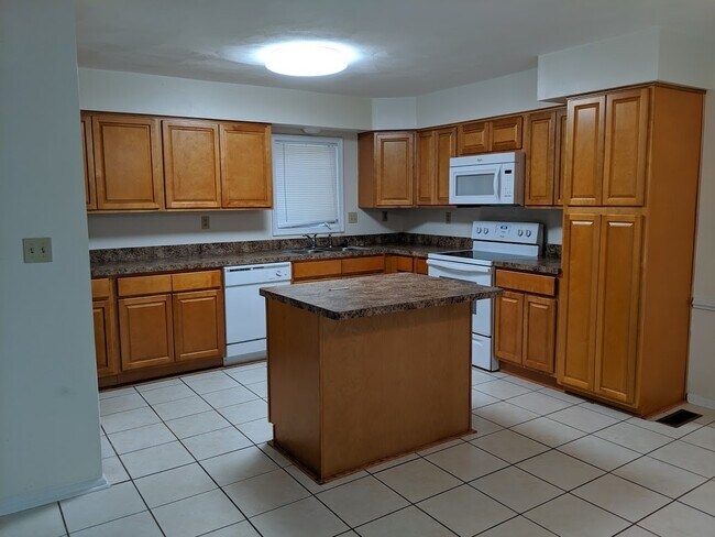 Building Photo - 3 BEDROOM 3 BATH DUPLEX NEAR MILITARY BASES