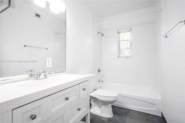 Building Photo - 1007 Bay Dr