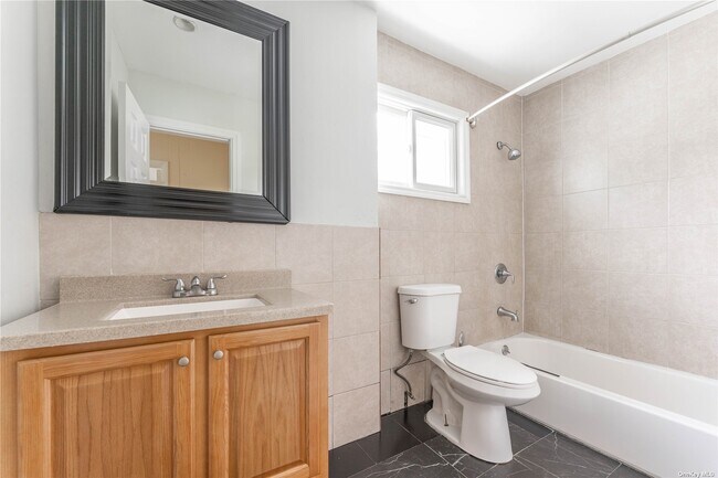 Building Photo - 747 Iris Pl