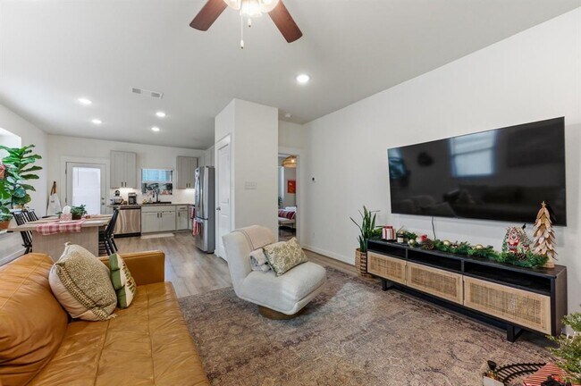 Building Photo - 159 Threshing Rd