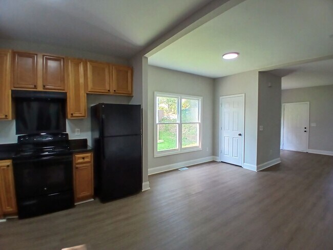 Building Photo - Amazing 3 Bedroom 2.5 Bath! Intown Living at a Price Below Market Off Street Parking