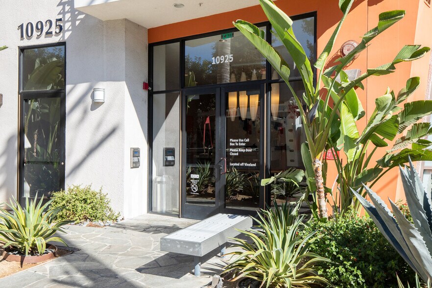 Building Photo - 10983 Bluffside Dr