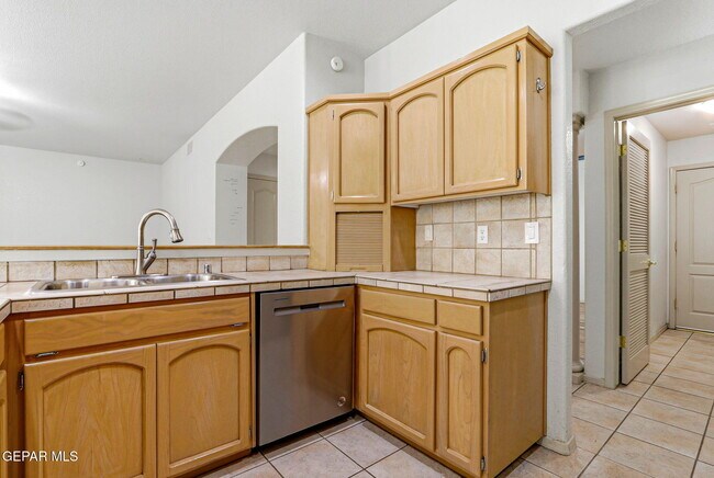 Building Photo - 6141 Loma De Cristo Dr