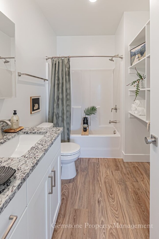 Building Photo - END UNIT - Darling 3 Bed 2.5 bath townhome...