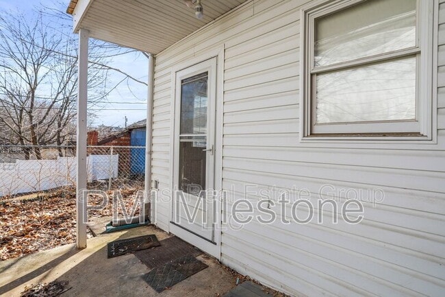Building Photo - 118 S Locust St