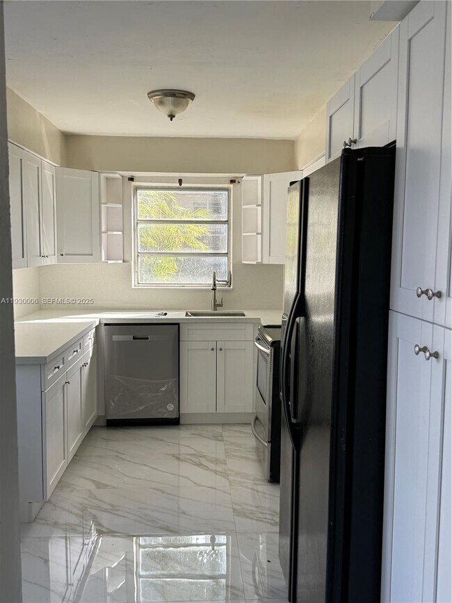 Building Photo - 1400 NE 191st St