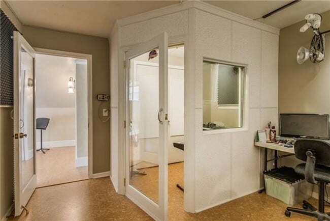 Building Photo - AVAILABLE NOW; 2-Bed/2.5-Bath in Crieve Hall