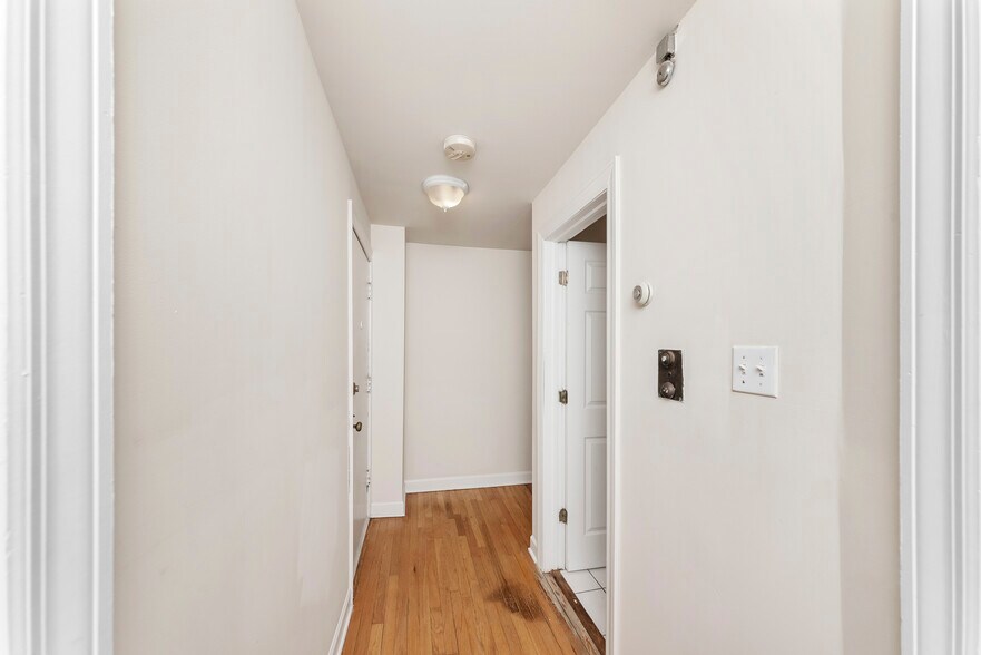 Building Photo - 555 W Aldine Ave