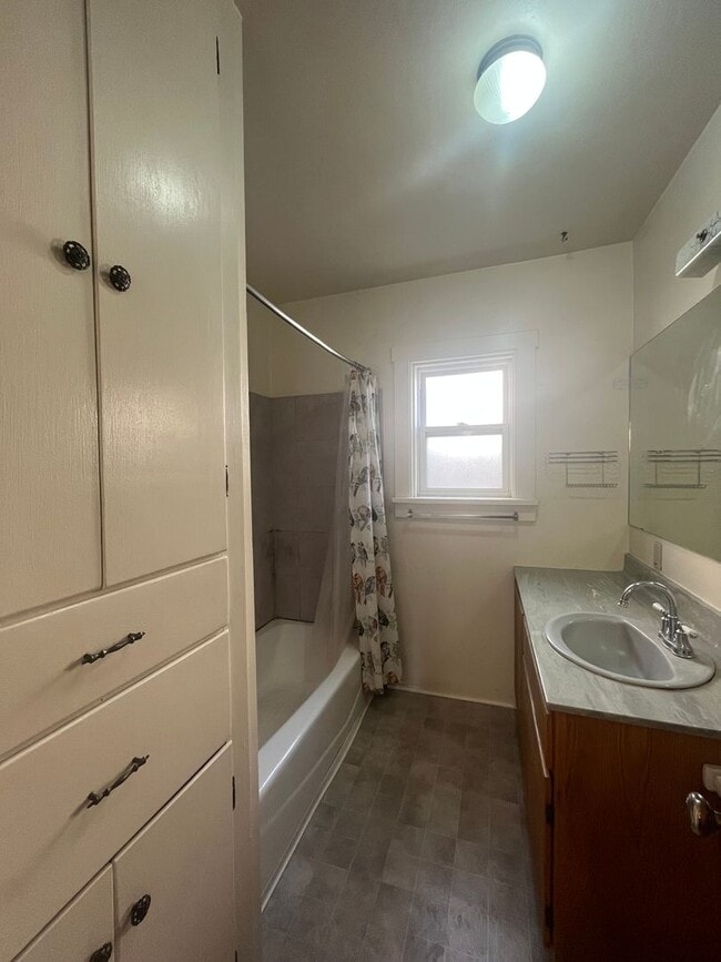 Building Photo - Pleasant 2 Bedroom 1 Bathroom Home In The Monkbridge Gardens Neighborhood!