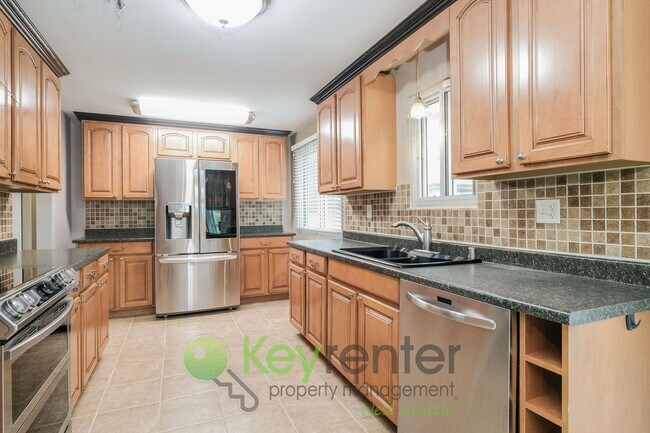 Building Photo - Des Moines 3 Bed Gem with Hot Tub and Spacious Layout