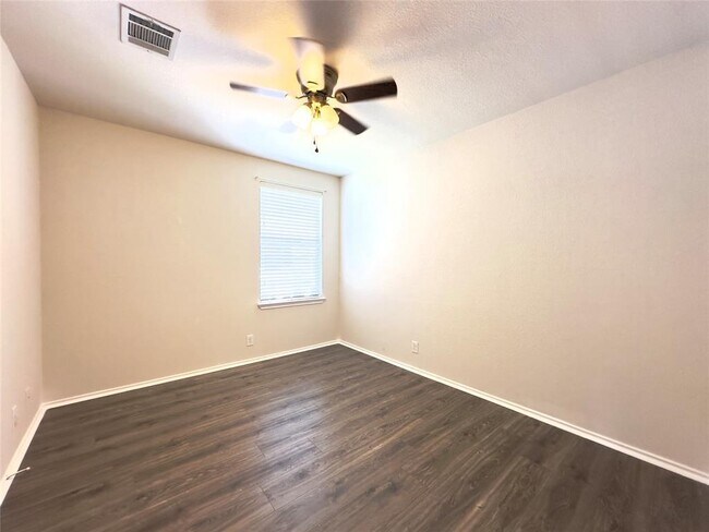 Building Photo - 513 Rolling Oak Dr