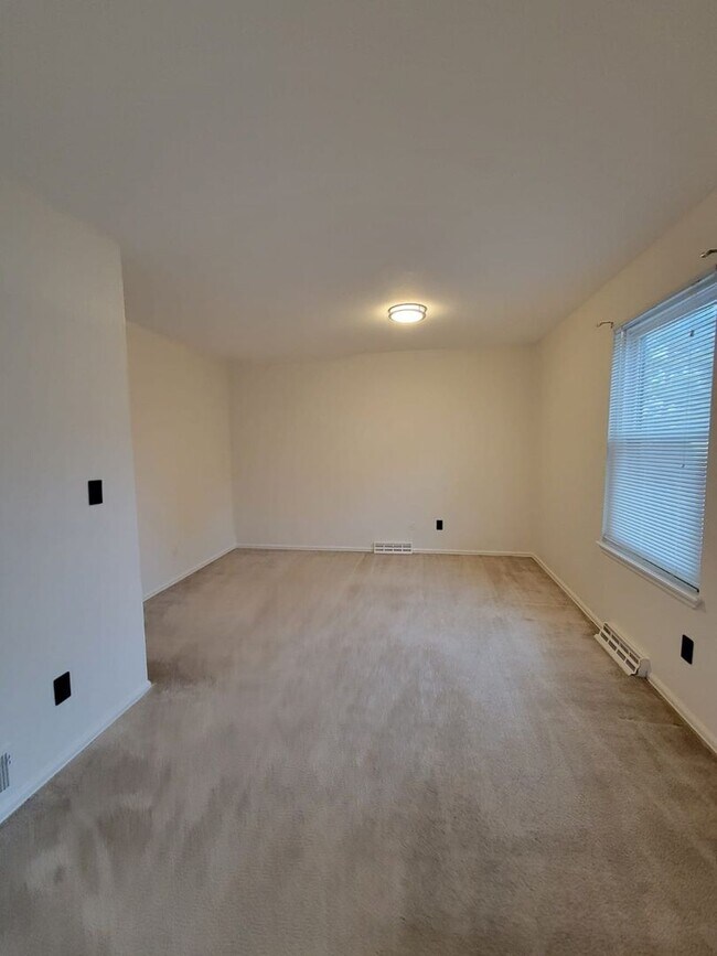 Building Photo - Updated 2 bed 2 bath condo with 1 car gara...