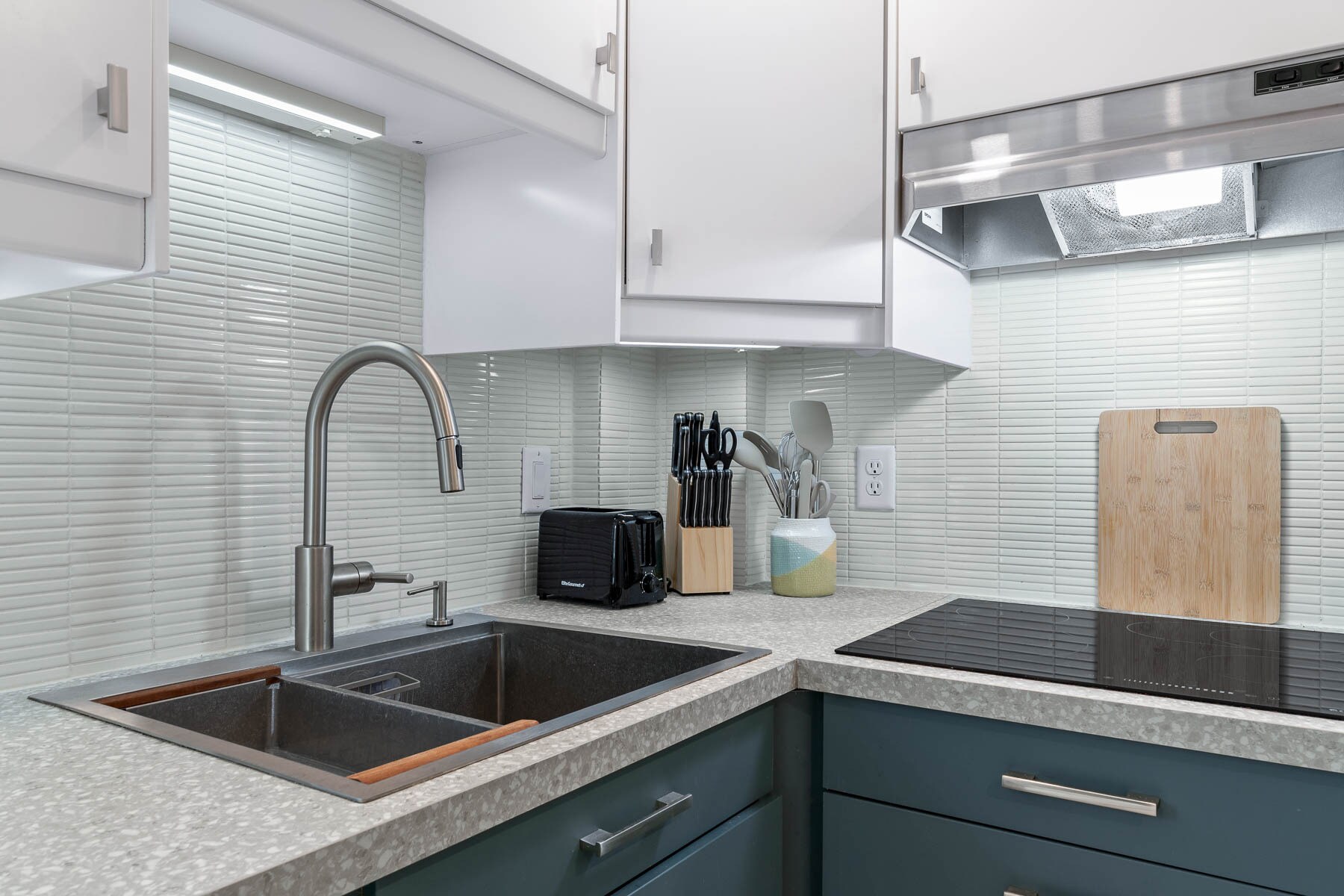 Building Photo - 228 E Harding St