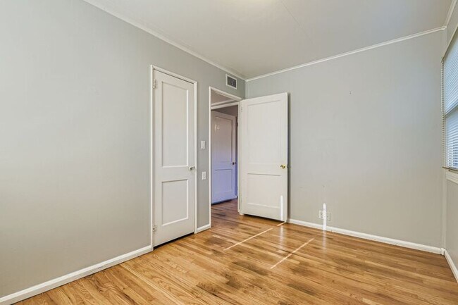 Building Photo - 543 William Ave