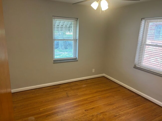 Building Photo - Lovely refreshed Southhampton home