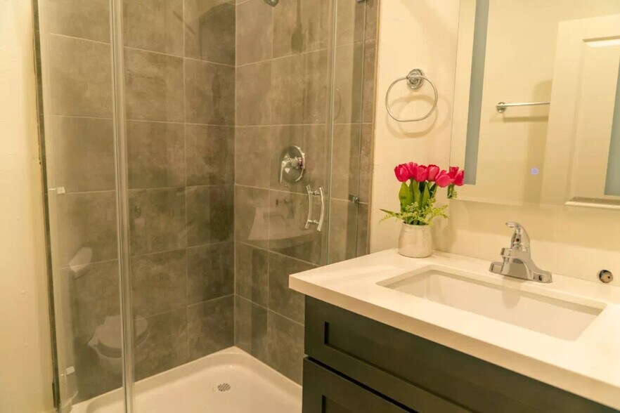 Building Photo - 1451 W 36th Plz